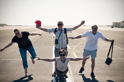 Menschen posieren auf der Landebahn des Flughafens Gibraltar